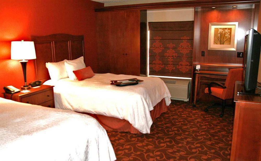 Hampton Inn & Suites Cleveland-Southeast-Стрітсборо Номер фото