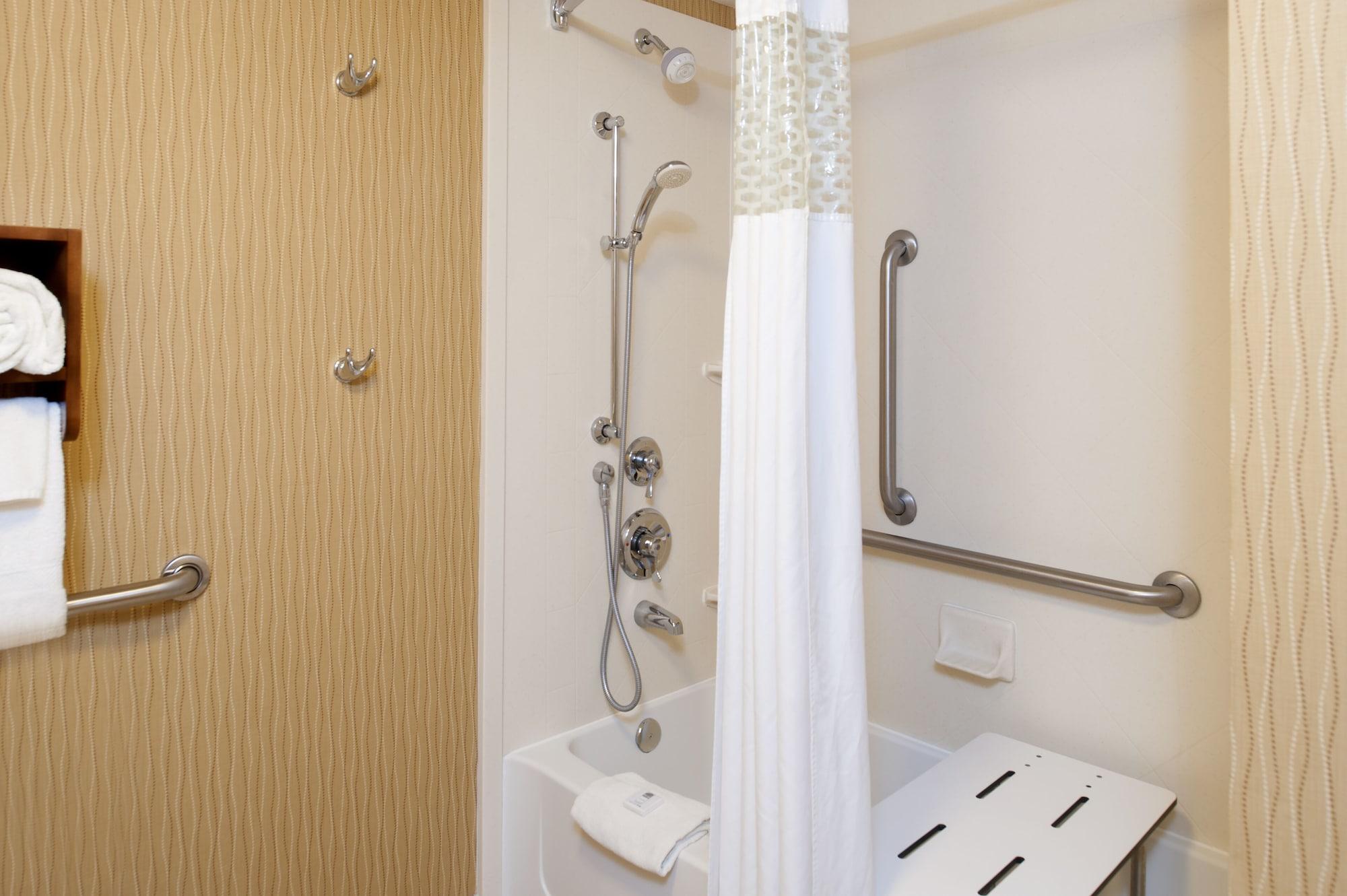 Hampton Inn & Suites Cleveland-Southeast-Стрітсборо Екстер'єр фото