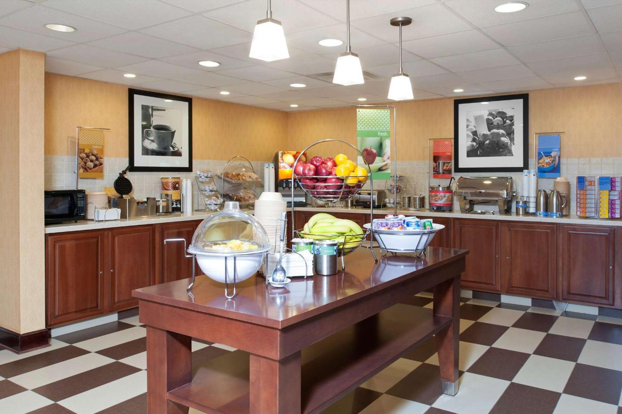 Hampton Inn & Suites Cleveland-Southeast-Стрітсборо Екстер'єр фото