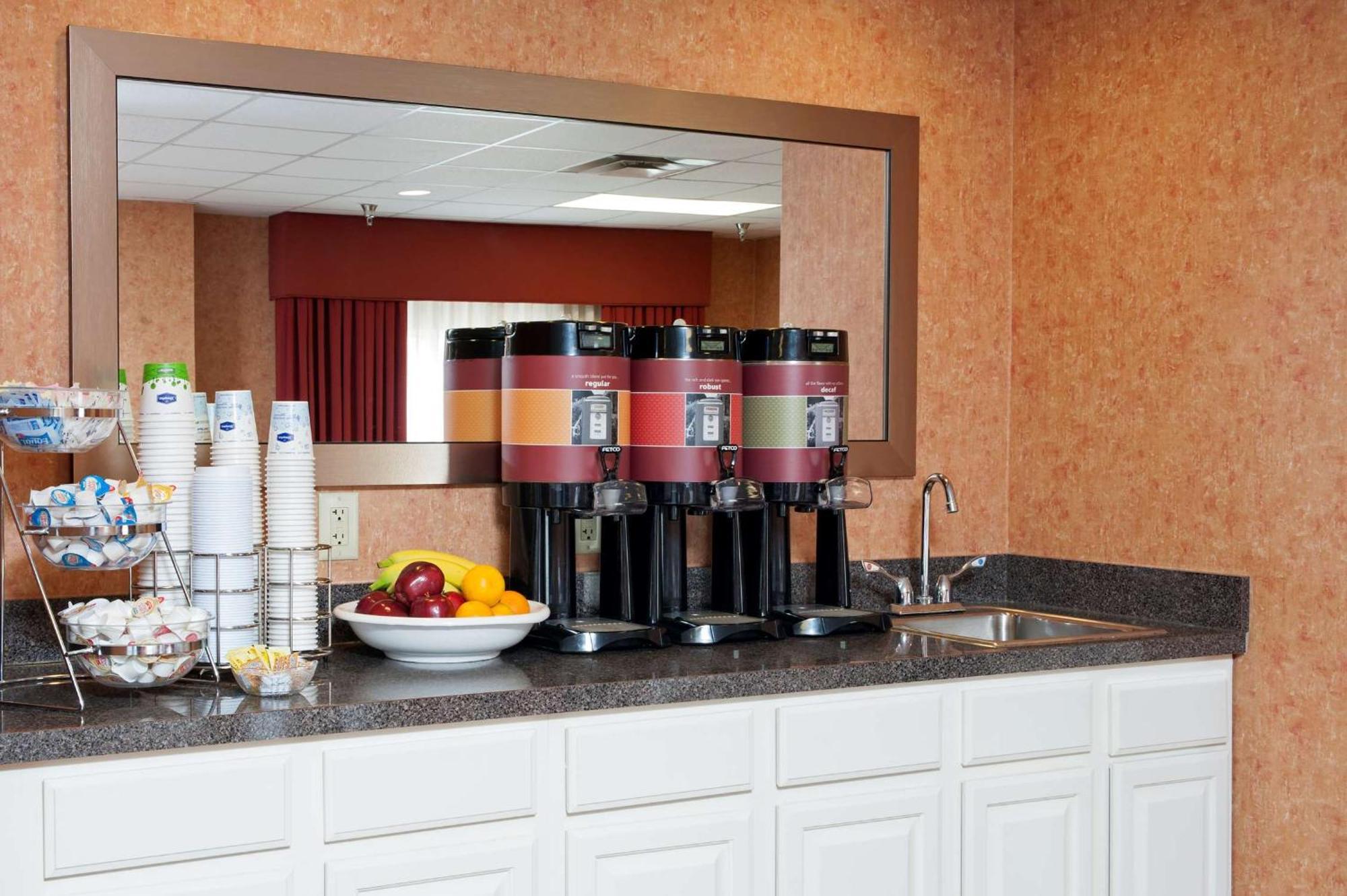 Hampton Inn & Suites Cleveland-Southeast-Стрітсборо Екстер'єр фото